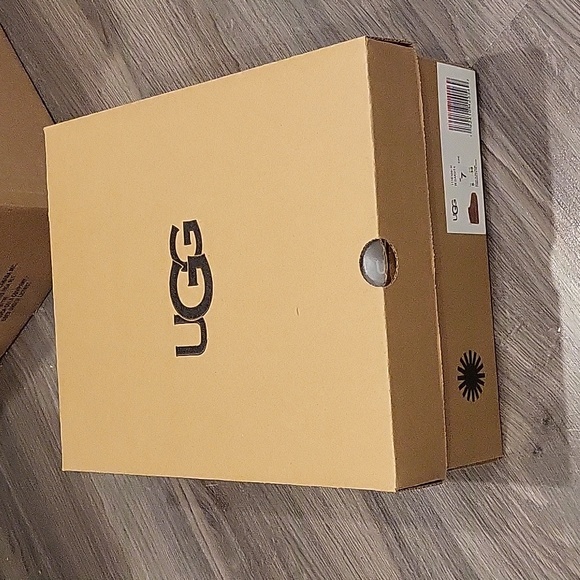 Classic Ultra Mini Uggs - Picture 1 of 5